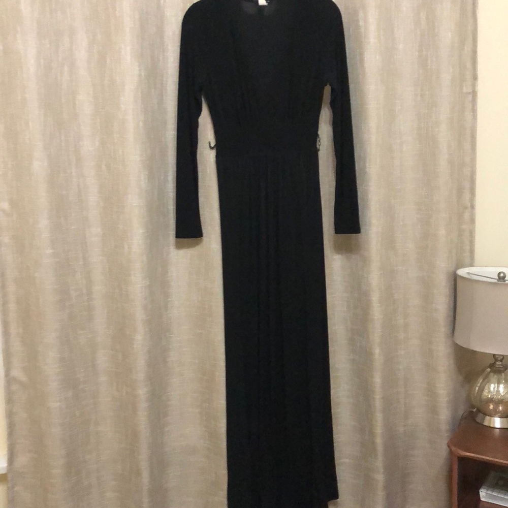 Plunging neckline, side sit, slinky dress
